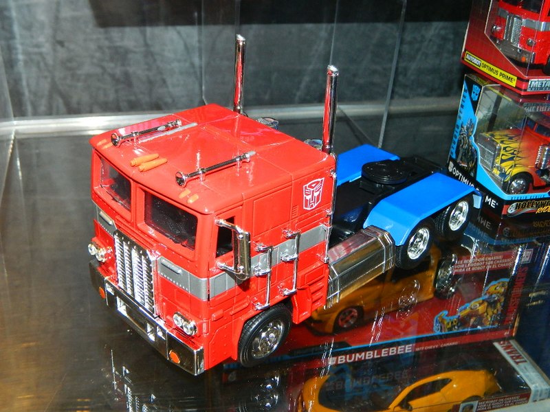 SDCC 2018 Jada Toys Large Scale Optimus Prime And Bumblebee Die Cast Cars  (3 of 4)
